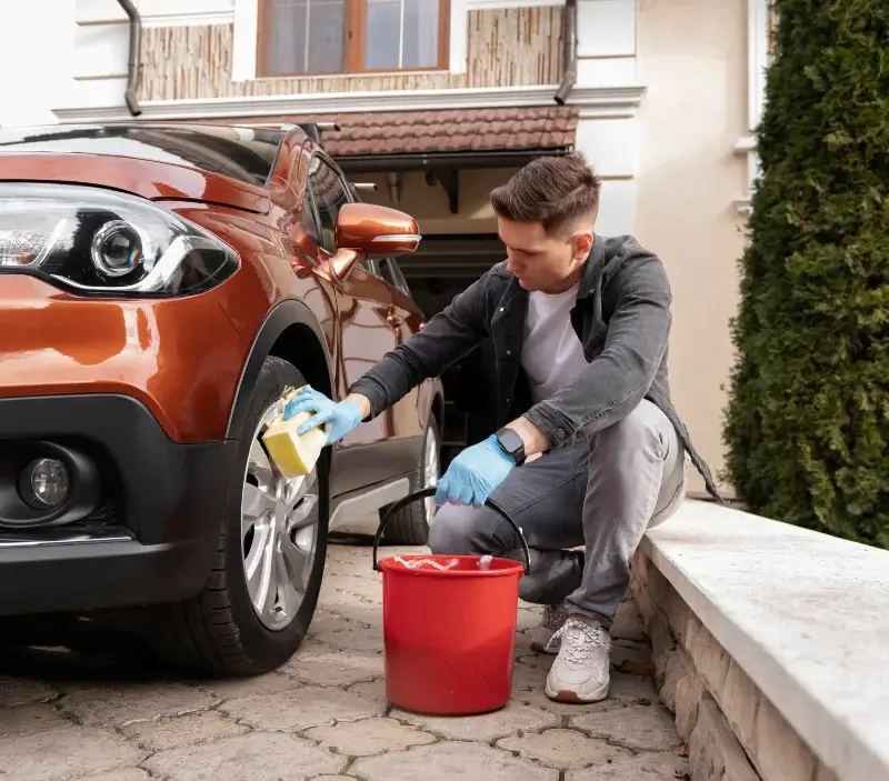 Lavage auto à domicile Soultz-sous-Forêts : professionnel intervenant sur un véhicule